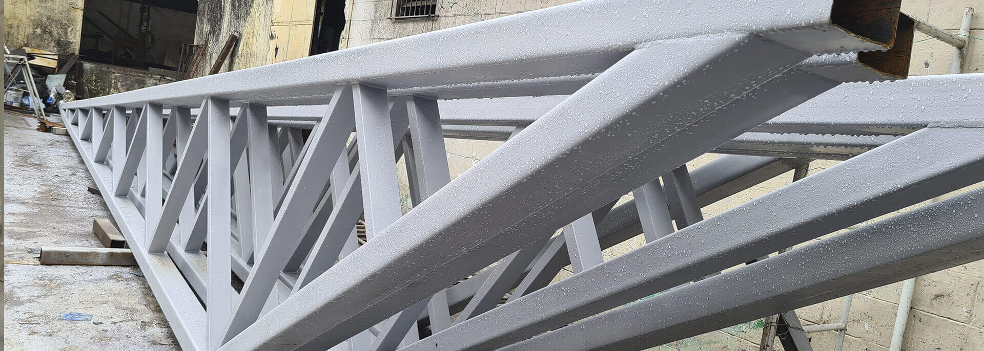 Viga de celosía fabricada y pintada en el taller de TM Industrial