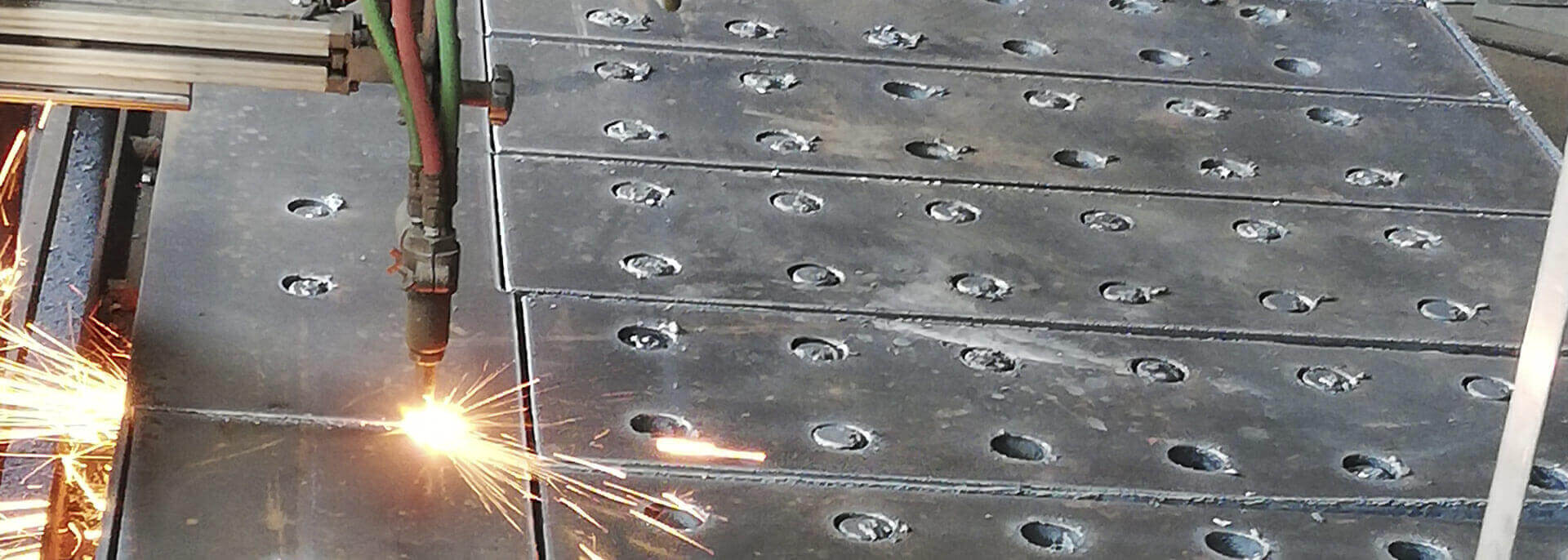 Corte por oxigás en CNC sobre placa de acero perforada en el taller de TM Industrial